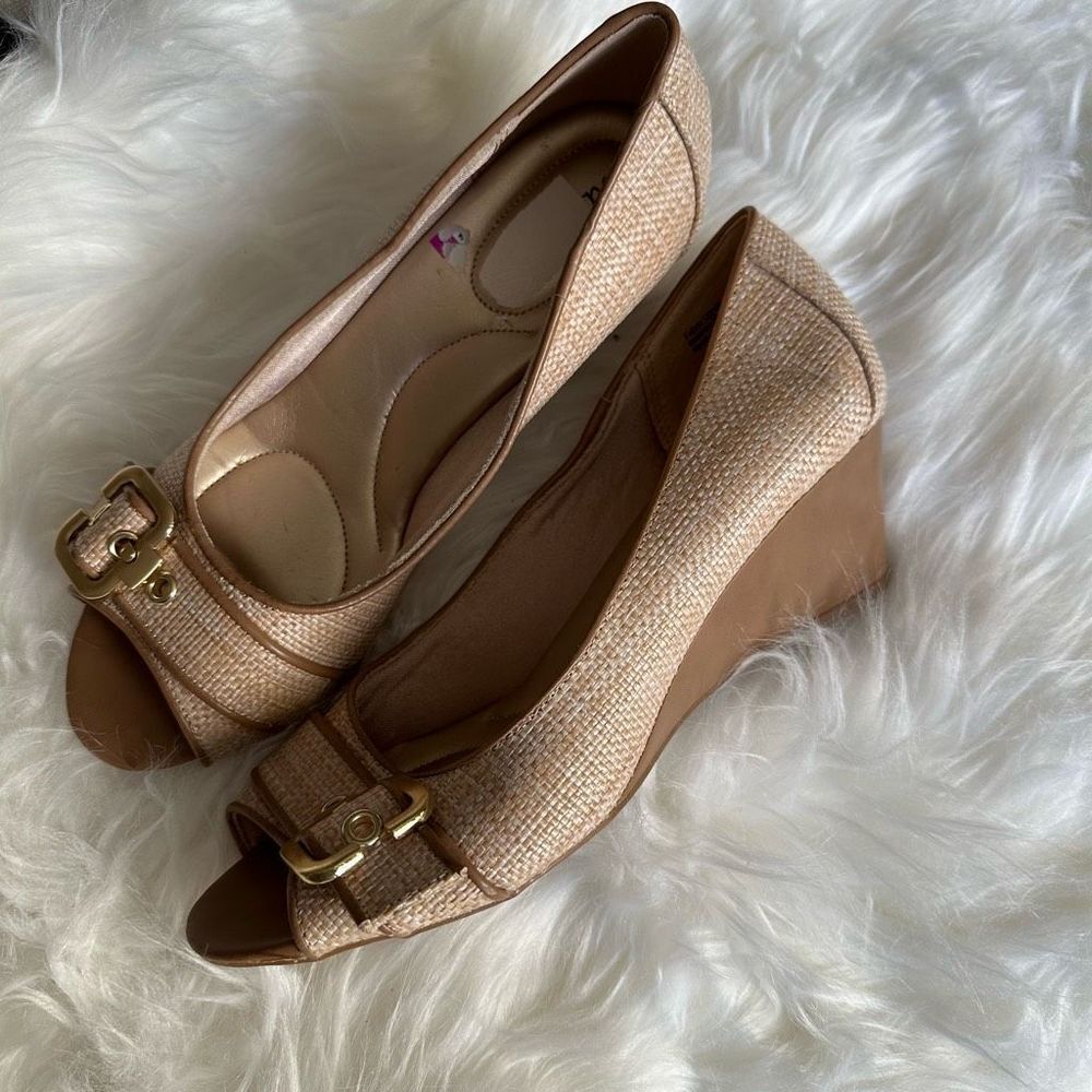 Abella peep toe with good fixtures, wedge heel , tan/creame
